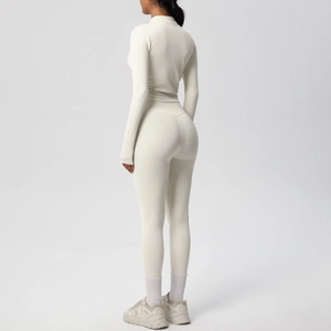 Détail d'un ensemble de yoga ivoire avec veste zippée ajustée et legging de sport à taille haute