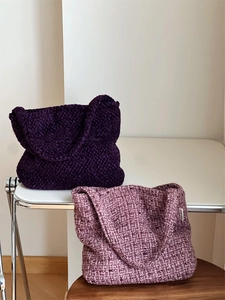Texture dettagliata delle borse a spalla in tweed intrecciato in viola e rosa lavanda
