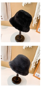 Détail de bobs en fausse fourrure moelleuse noirs et gris foncé pour l'hiver