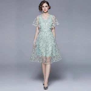 Elegantes minzgrünes Kleid mit Spitzenstickerei, V-Ausschnitt und Rüschenärmeln