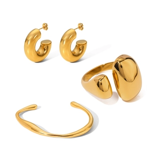 Minimalistisches 18K vergoldetes Edelstahl Schmuckset mit Ohrringen, Ring und Armreif
