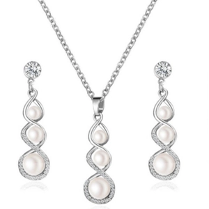 Elegantes silbernes Schmuckset mit Perlenkette in Blumenform und passenden Ohrringen