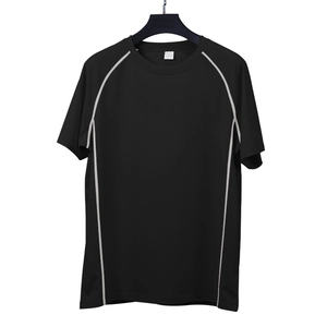 Détail du t-shirt de sport noir avec manches raglan et coutures contrastées grises