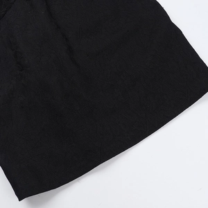 Macro della trama del tessuto nero e dei dettagli dell'orlo di un abito attillato moda