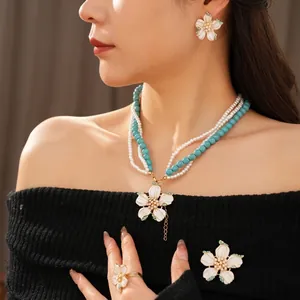 Parure de bijoux vintage fleur avec perles, collier et boucles d'oreilles émaillés bleus