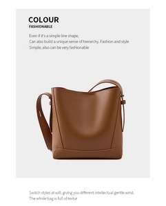 Detail der dunkelbraunen Leder-Beuteltasche mit strukturierter Naht und breitem Schultergurt