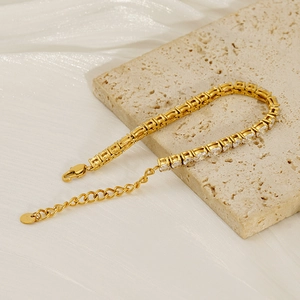 Bracelet tennis doré serti de zircons ovales sur pierre et fond de soie blanche soyeux