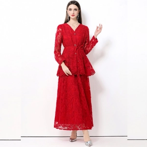 Elegante completo due pezzi in pizzo rosso con top scollo a V e gonna lunga abbinata