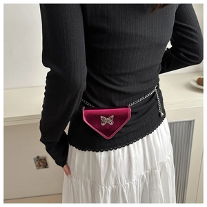 Détail du mini sac fuchsia triangulaire avec ornement papillon en métal argenté