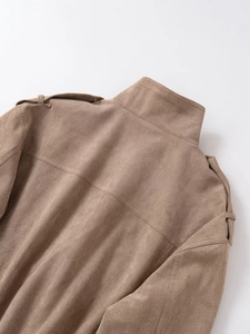 Detailaufnahme der braunen Wildlederjacke mit Schulterklappen und präzisen Nähten
