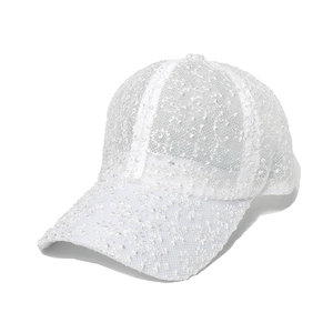 Damen Baseballkappe aus weißer Spitze mit floraler Stickerei und atmungsaktivem Design