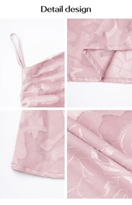 Détails de conception montrant la texture satin rose et les coutures de la robe trapèze