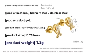 Détail de boucle d'oreille en acier inoxydable doré 18K avec perle et diamants