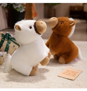 Détails de peluches poney blanc et marron avec texture douce sur un tapis cosy