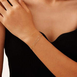 Bracciale a doppio strato in argento sterling S925 catena Figaro su polso femminile