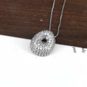 Detailansicht der silbernen Zirkonia-Halskette mit Box-Kette auf edlem Hintergrund
