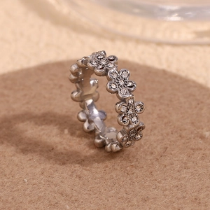 Gros plan d'une bague marguerite en argent sertie de zircons sur feutre marron