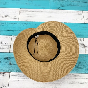 Dettaglio interno cappello di paglia con fascia tergisudore ed etichetta 100% carta