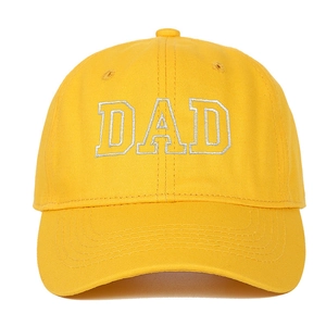 Détail de la casquette de baseball en coton jaune avec broderie DAD et coutures blanches