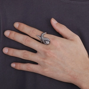 Detailaufnahme eines Herren-Schlangenrings im Vintage-Silber mit feiner Schuppenstruktur