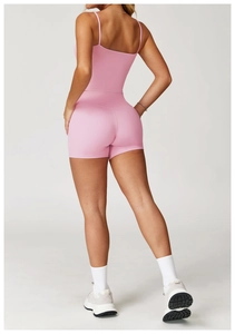 Vue arrière d'un ensemble de yoga rose avec fines bretelles et short serré à taille haute