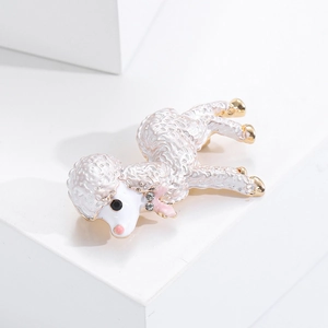 Détail d'une broche caniche blanche en émail avec nœud rose et cristaux étincelants