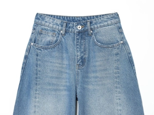 Detail der hellblauen High-Waist-Jeans mit Metallknopf und Steppnähten an der Vordertasche