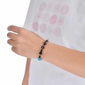 Détail du bracelet Verseau en grès bleu avec perles planétaires porté au poignet