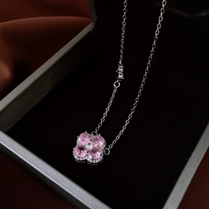 Vue détaillée du pendentif trèfle à quatre feuilles en zircon rose dans son coffret cadeau