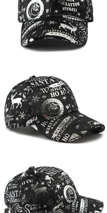 Détails d'une casquette de baseball de Noël noire avec motifs argentés de rennes