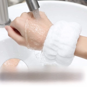 Strong water absorption wristband prevents liquid spilling down arms during washing