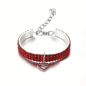 Détail du collier pour chien avec trois rangées de strass rouges et pendentif cœur