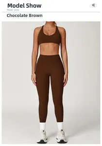Dettaglio del set yoga marrone cioccolato con reggiseno a vogatore e leggings elastici