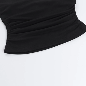 Gros plan sur la texture du tissu froncé noir et les coutures du haut dos nu sexy à chaîne