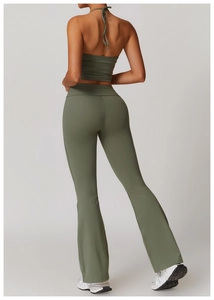 Détail du haut de yoga licou vert olive et du legging évasé à taille haute
