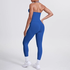 Detail von blauem rückenfreiem Halter-Top und Yoga-Leggings mit hoher Taille