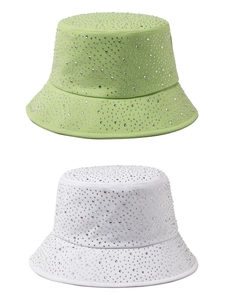 Détail de bobs en coton vert et blanc ornés de strass argentés brillants pour femmes