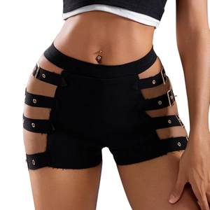 Detail von schwarzen High-Waist-Shorts mit seitlichen Ausschnitten und Metallschnallen