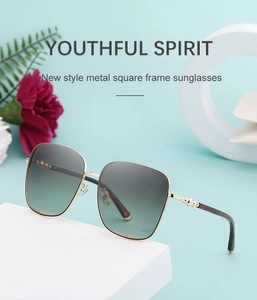 Detail einer quadratischen Gold-Sonnenbrille mit Verlaufsgläsern auf geometrischen Sockeln