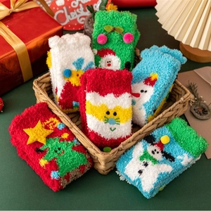 Coffret de chaussettes de Noël en polaire corail dans une ambiance cadeau chaleureuse