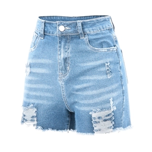 Detail von High-Waist-Jeans-Shorts mit Rissen, Fransen am Saum und Used-Look-Textur