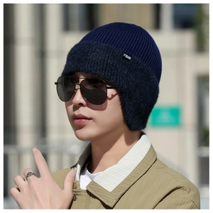 Détail du bonnet en maille bleu marine avec doublure polaire et étiquette tissée FBXS