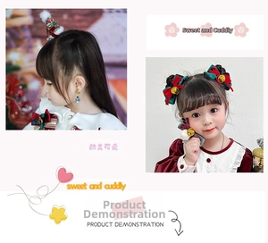Nahaufnahme von Weihnachts-Haarschmuck für Kinder mit Samtschleifen und Nikolausmütze