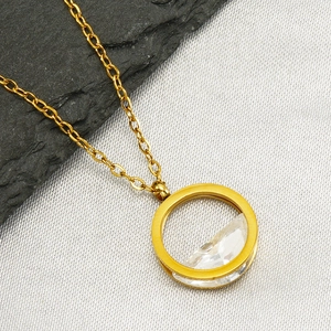 Collier minimaliste en or avec pendentif en cristal clair pour un style féminin chic