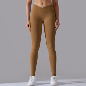 Dettaglio della vita alta incrociata sui leggings da yoga kaki senza cuciture per donna
