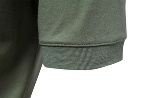Détail du polo en coton vert armée avec poignet côtelé et coutures de haute qualité
