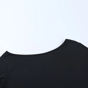 Detailansicht des Ausschnitts und der Nähte an einem schwarzen schulterfreien Kleid