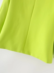 Gros plan sur la couture de l'ourlet et la texture du tissu tissé vert fluo