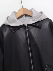 Détail d'une veste en similicuir avec capuche en maille grise et zip métallique argenté