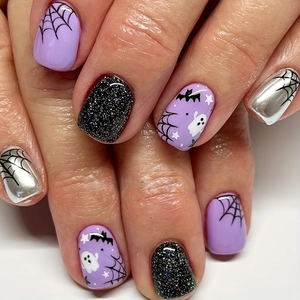 Details von Halloween-Nageldesign mit Geistern, Spinnennetzen und Glitzer